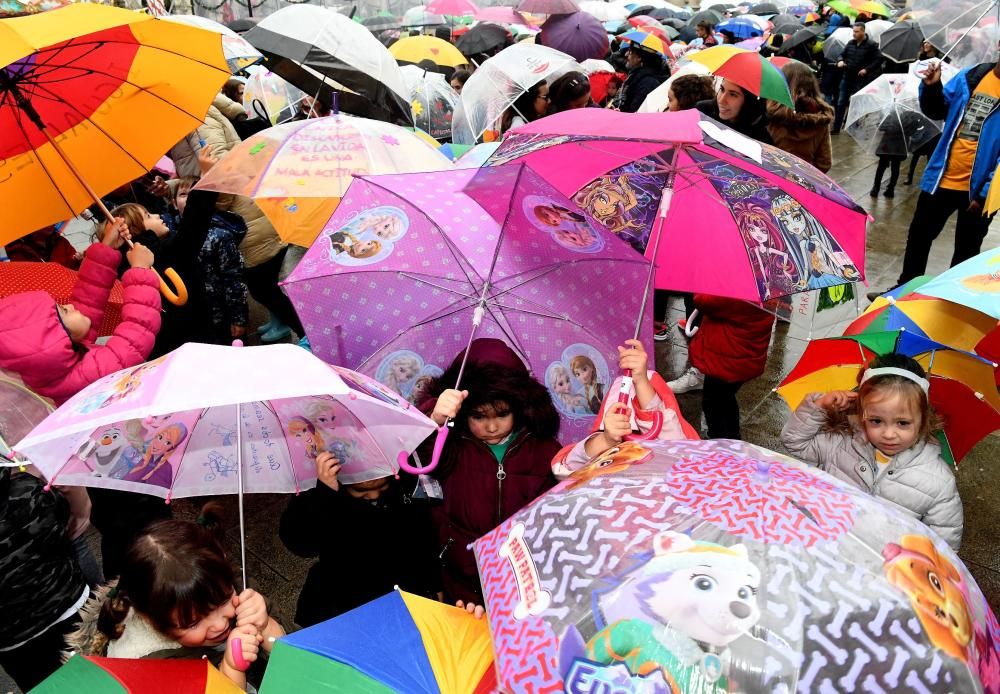 La plaza de María Pita acoge una concentración con paraguas de colores para celebrar y visibiizar la efeméride.