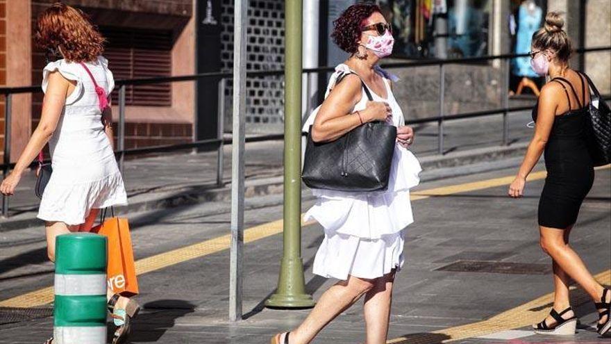 Mujeres con mascarilla en la capital tinerfeña.