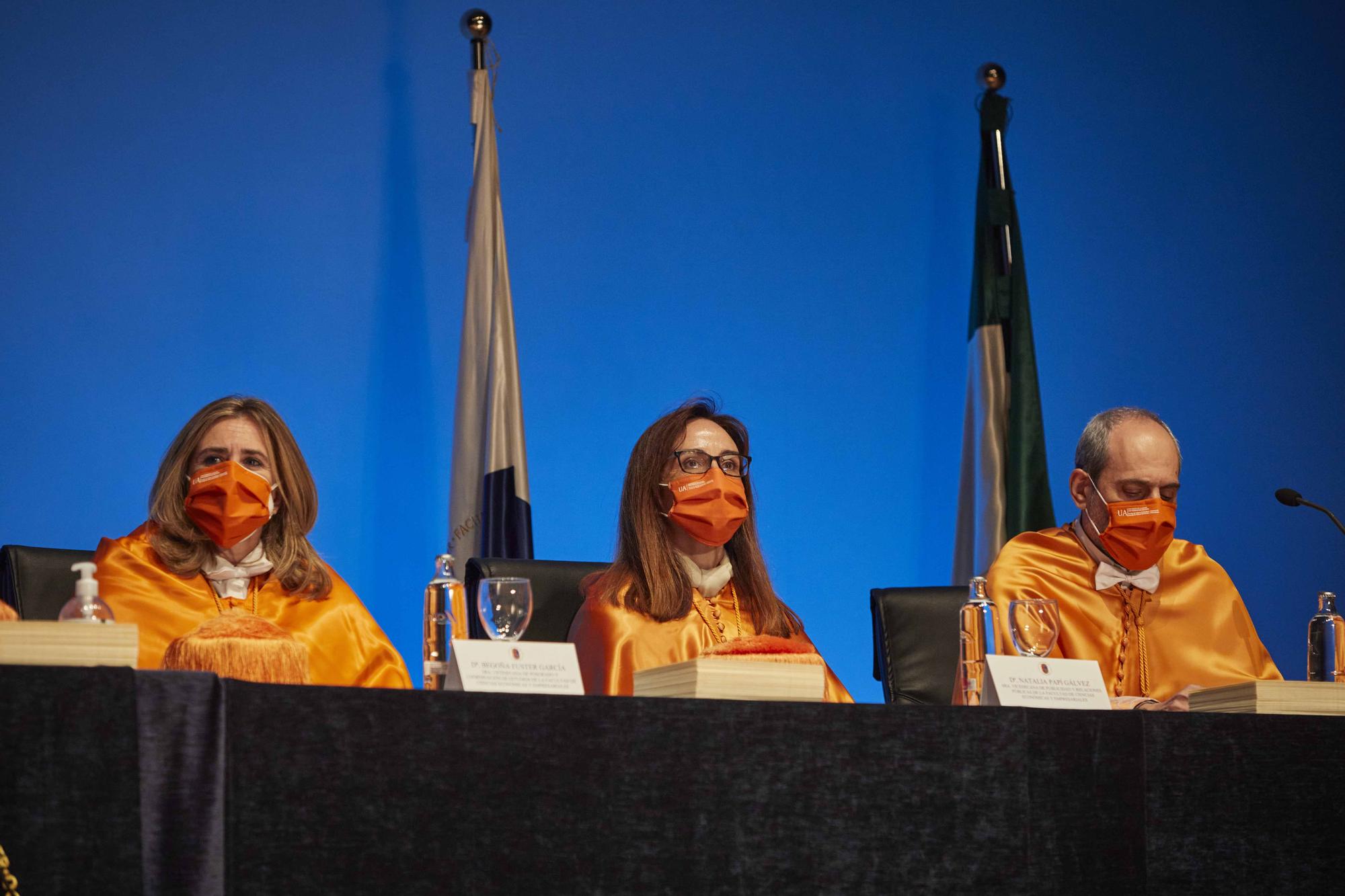 Acto de graduación de los estudiantes que han finalizado sus estudios en los grados en Publicidad y Relaciones Públicas, Trabajo Social, Sociología y en los másteres universitarios en Comunicación e Industrias Creativas, Innovación Social y Dinámicas de Cambio y Comunicación Digital.