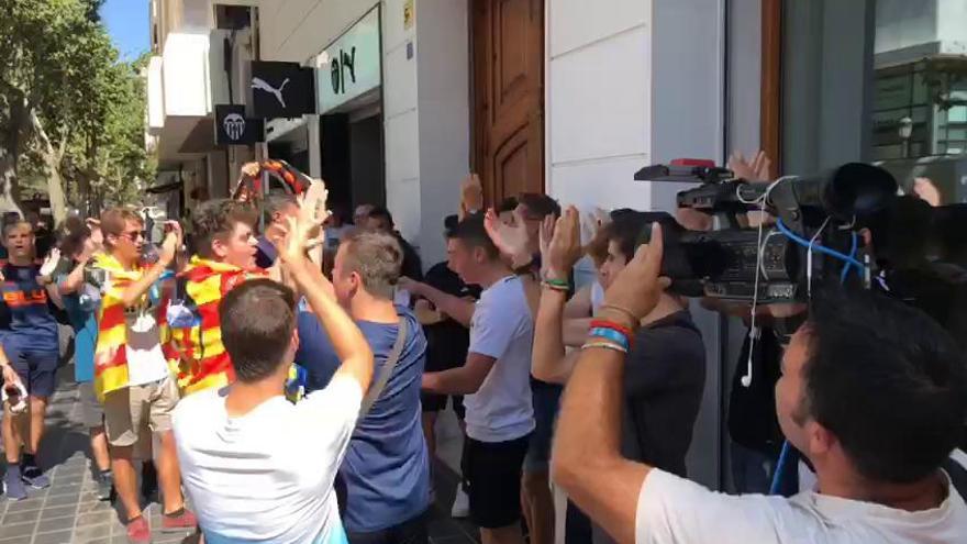 Primeras protestas de la afición en las oficinas del Valencia CF