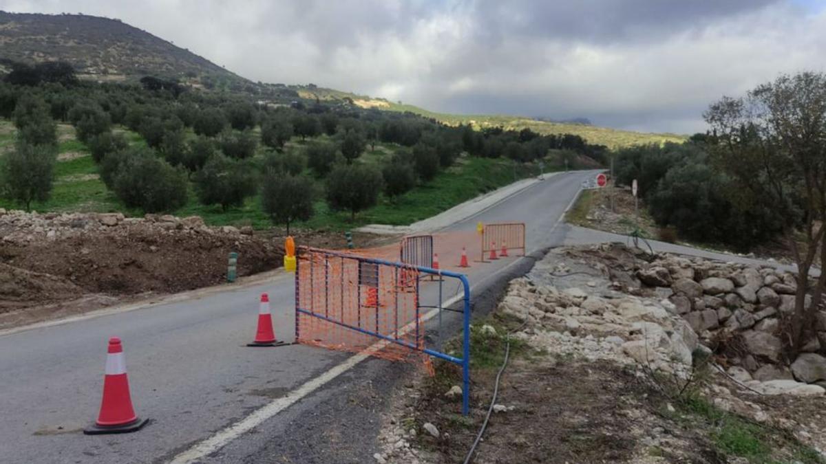 Carretera de acceso a la Joya desde la Higuera.