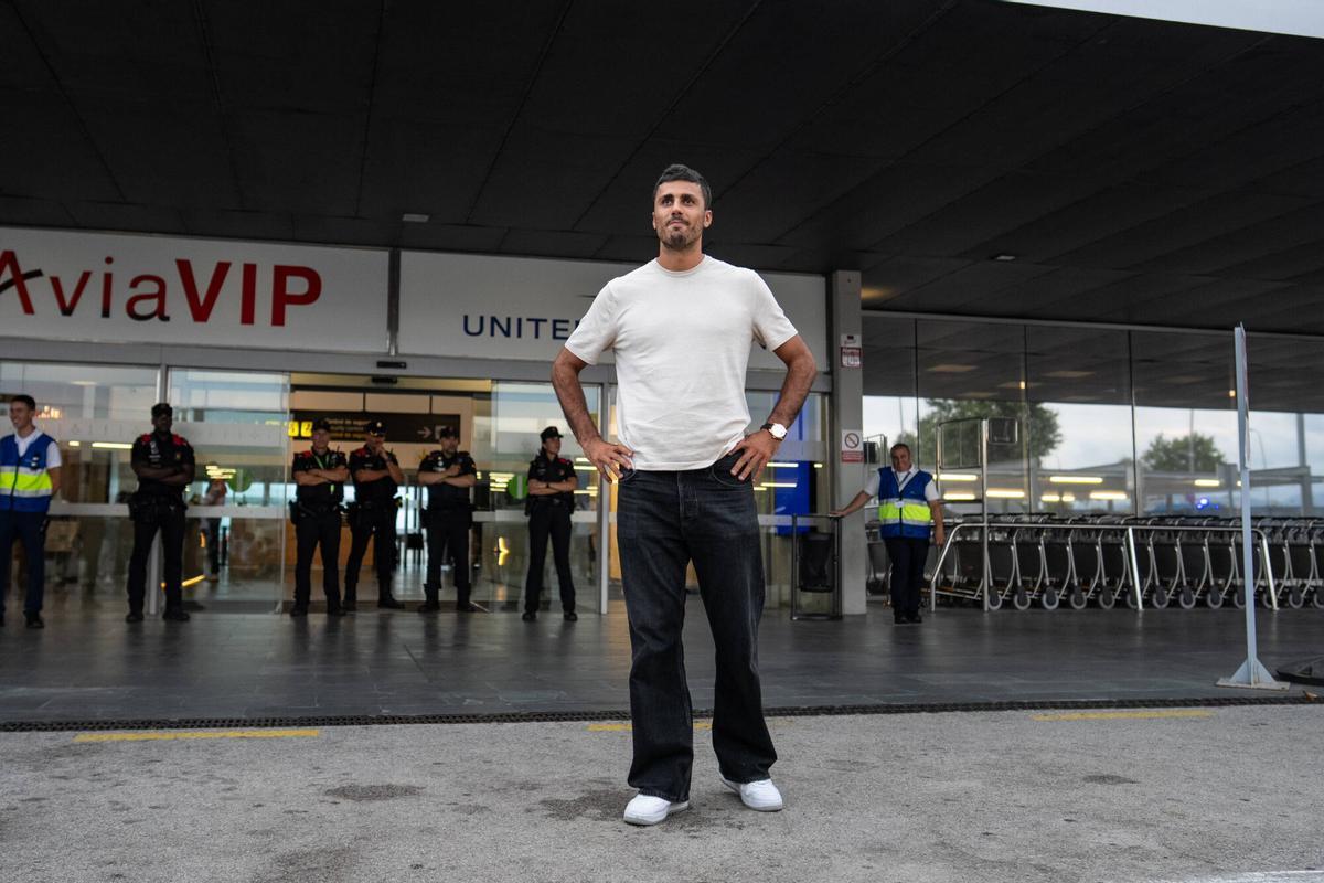 Rodri Hernández llega al aeropuerto de Barcelona para cerrar su fichaje por el FC Barcelona procedente del Manchester City.