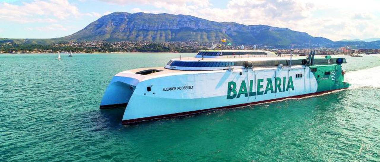 El fast ferry ‘Eleanor Roosevelt’ con el Montgó al fondo tras zarpar del puerto de Dénia. | EMV