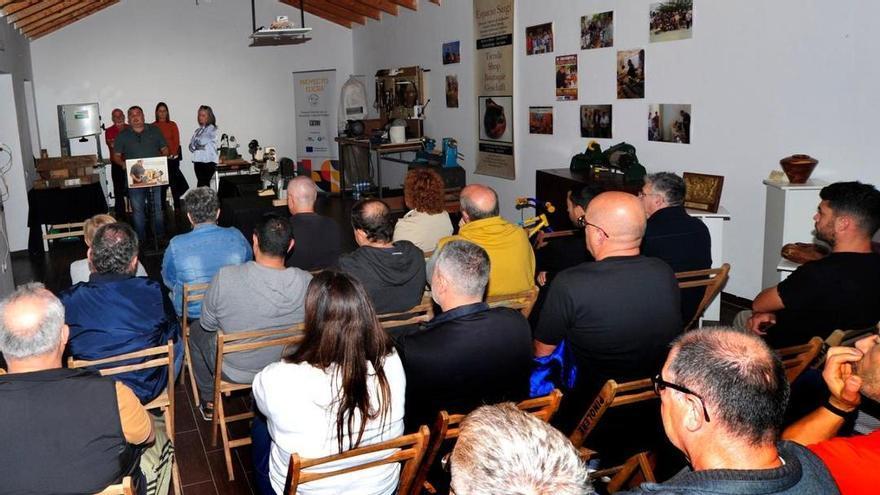 El aula de artesanía de Pinolere se inaugura con un curso de torneado de madera