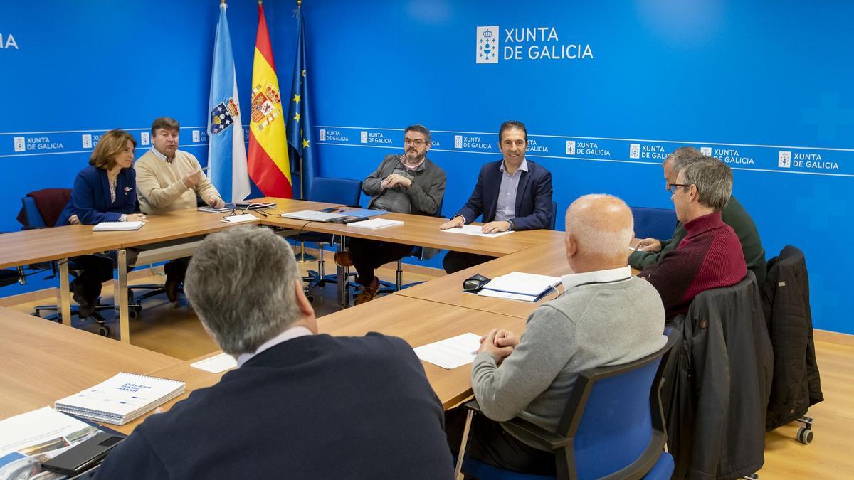 Alfonso Villares, en el centro, en la reunión con representantes de las cofradías gallegas