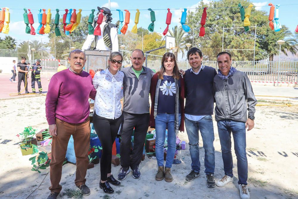 El Instituto recupera la tradición fallera que se celebraba hace lustros en el municipio y dedica el monumento al erudito local Thomas Villanova. Los alumnos recibieron una bañá primaveral por parte d