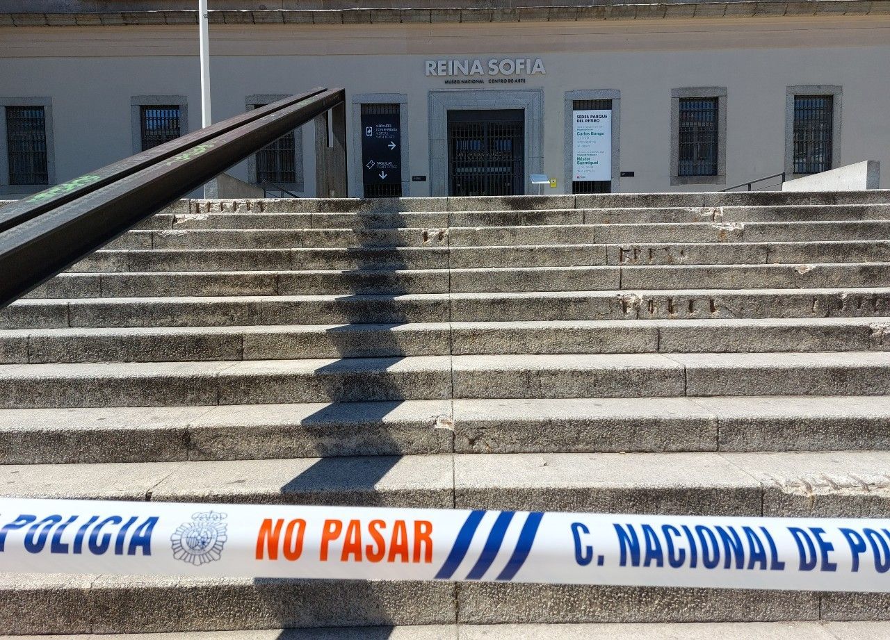 Cordón policial frente al Reina Sofía.
