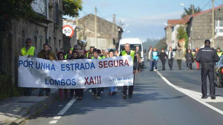 Los vecinos de Lérez ayer durante la protesta que realizaron en la Nacional 550. // Gustavo Santos