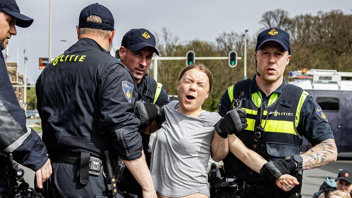 La activista climática Greta Thunberg  es detenida por agentes de policía durante una manifestación climática