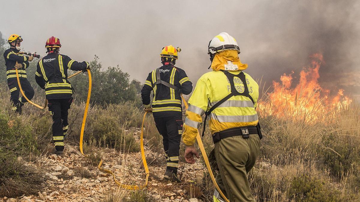 Imagen de archivo de un bombero forestal