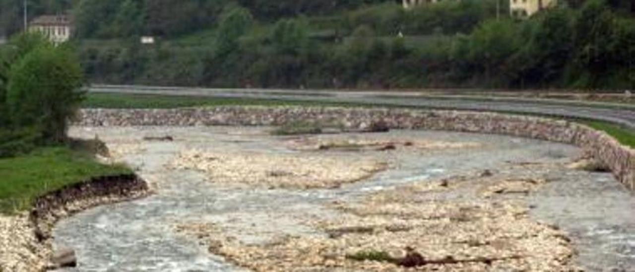 El río Aller, a su paso por la localidad de Piñeres. | Camporro