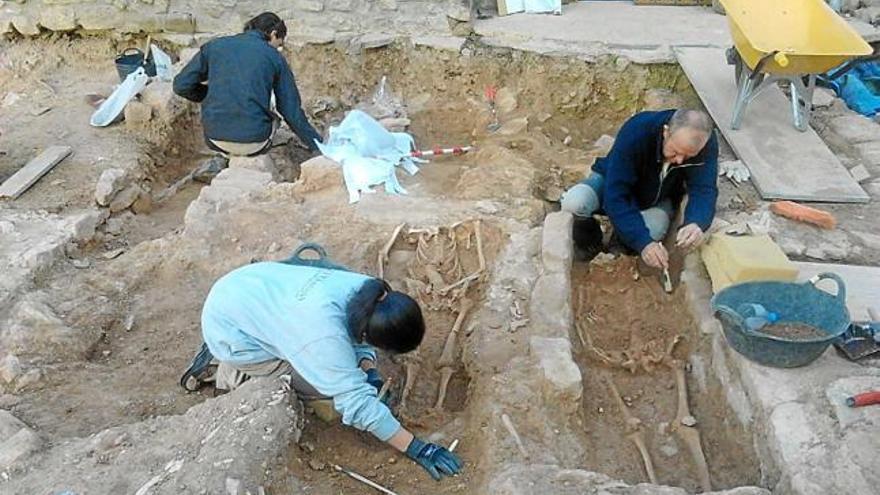 Imatge de la zona que ja s&#039;està excavant; a la dreta, detall d&#039;una de les tombes tardoromanes trobades