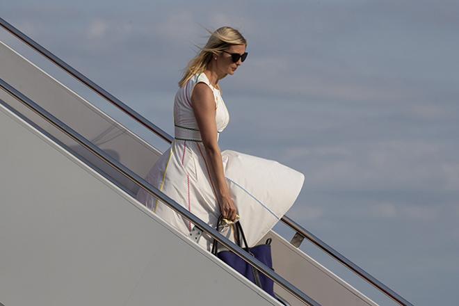 Ivanka trump, con vestido blanco y 'shopping bag' azul