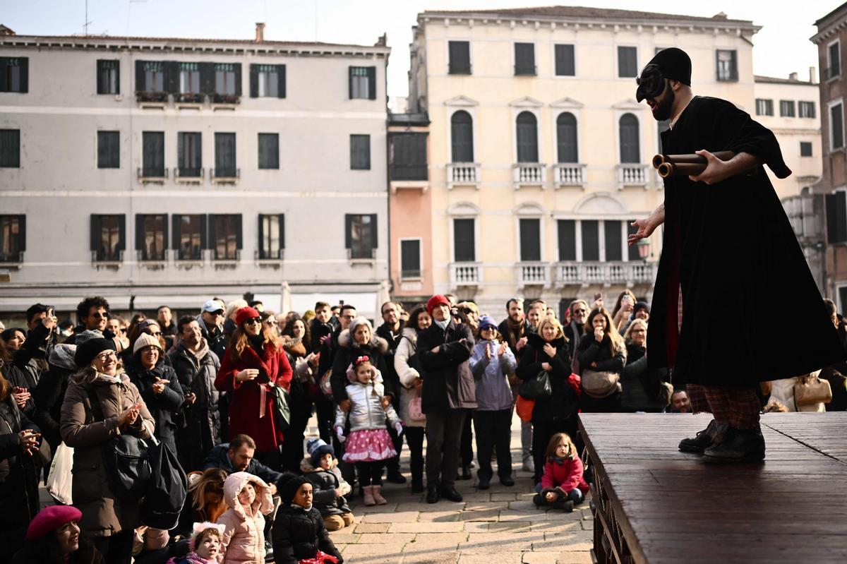 Trajes tradicionales desfilan durante el carnaval de Venecia