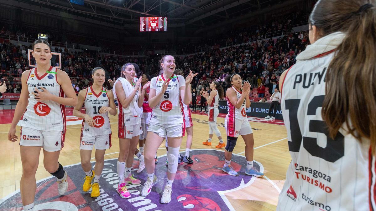 Las jugadoras del Casademont celebran la victoria ante el DVTK