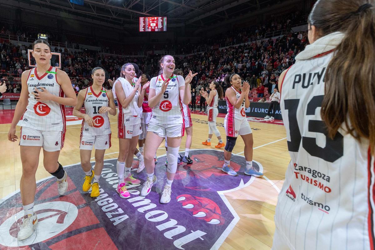 Las jugadoras del Casademont celebran la victoria ante el DVTK