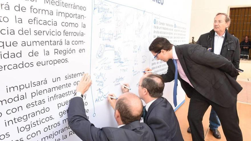 Los integrantes del Foro Región de Murcia Corredor Mediterráneo firman el manifiesto.