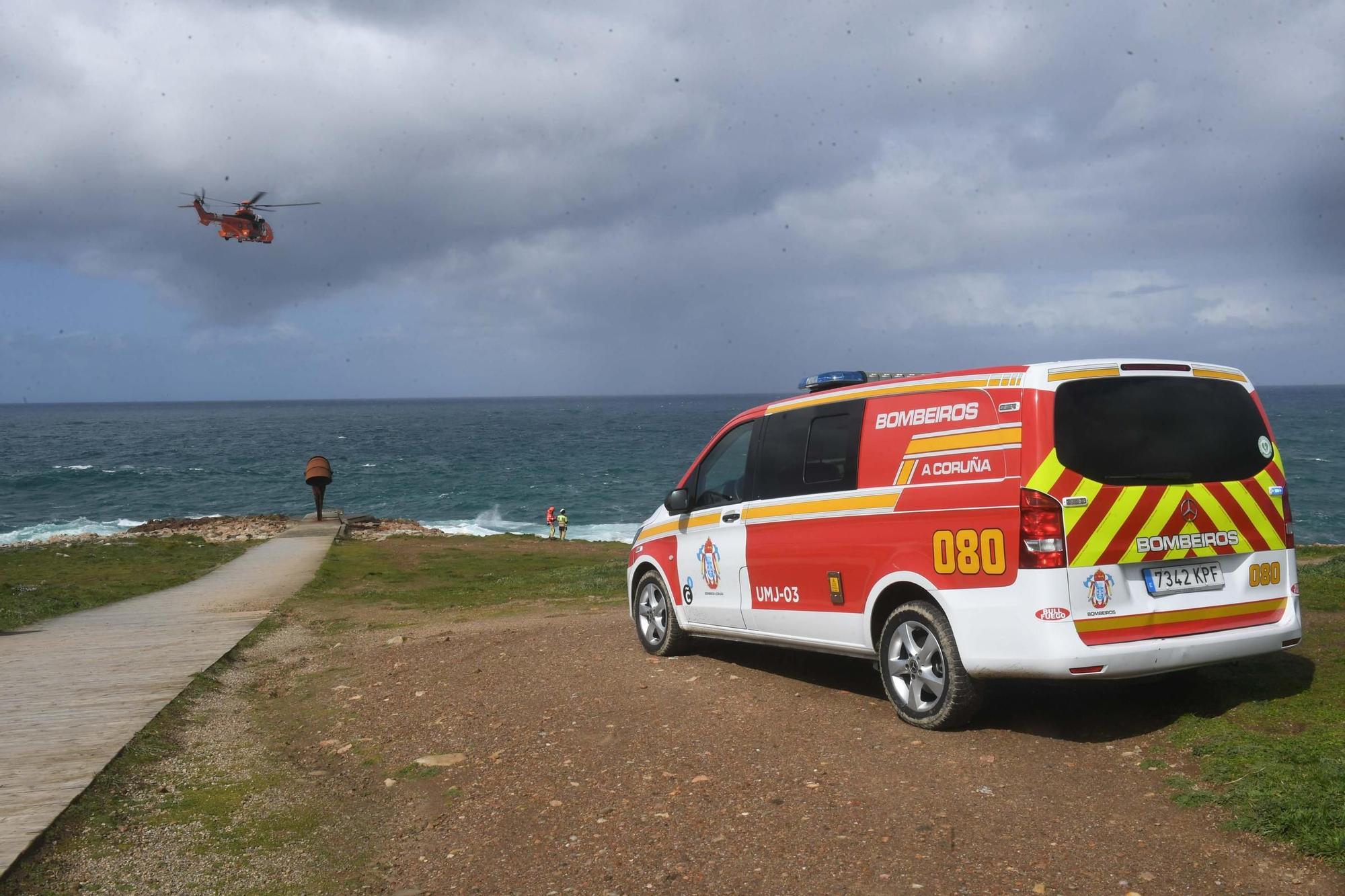 Activada la búsqueda de un desaparecido al caer al mar en Punta Herminia tras ser arrollado por una ola