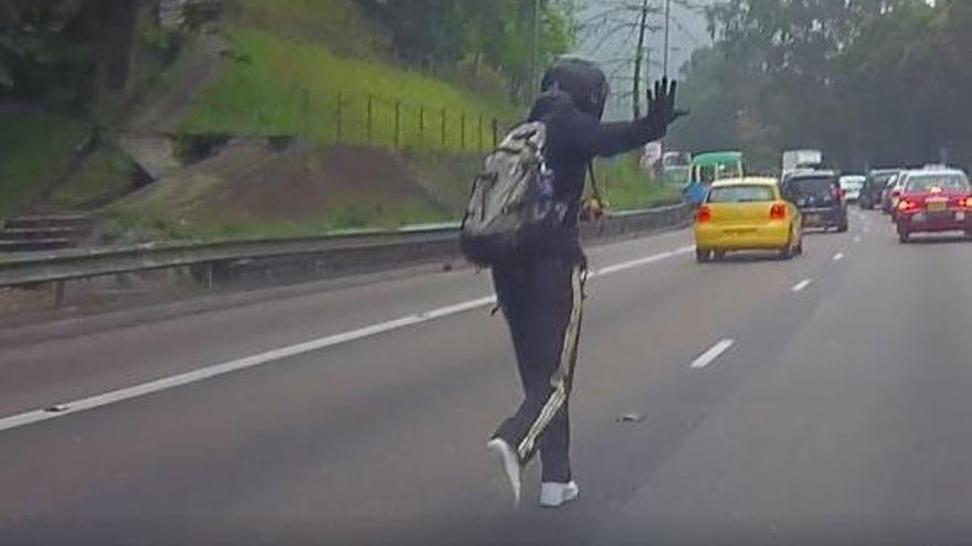 VÍDEO: Un home baixa de la moto i para el trànsit per salvar un gatet