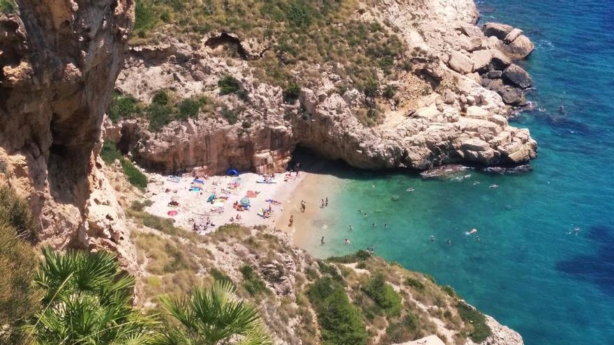 Un menor se fractura un brazo en la peligrosa cala dels Testos de Benitatxell