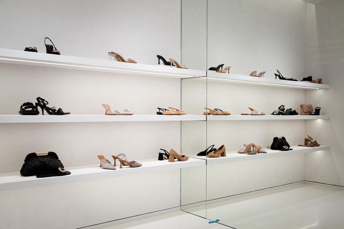 Expositor de accesorios de la nueva tienda Zara Plaza España.