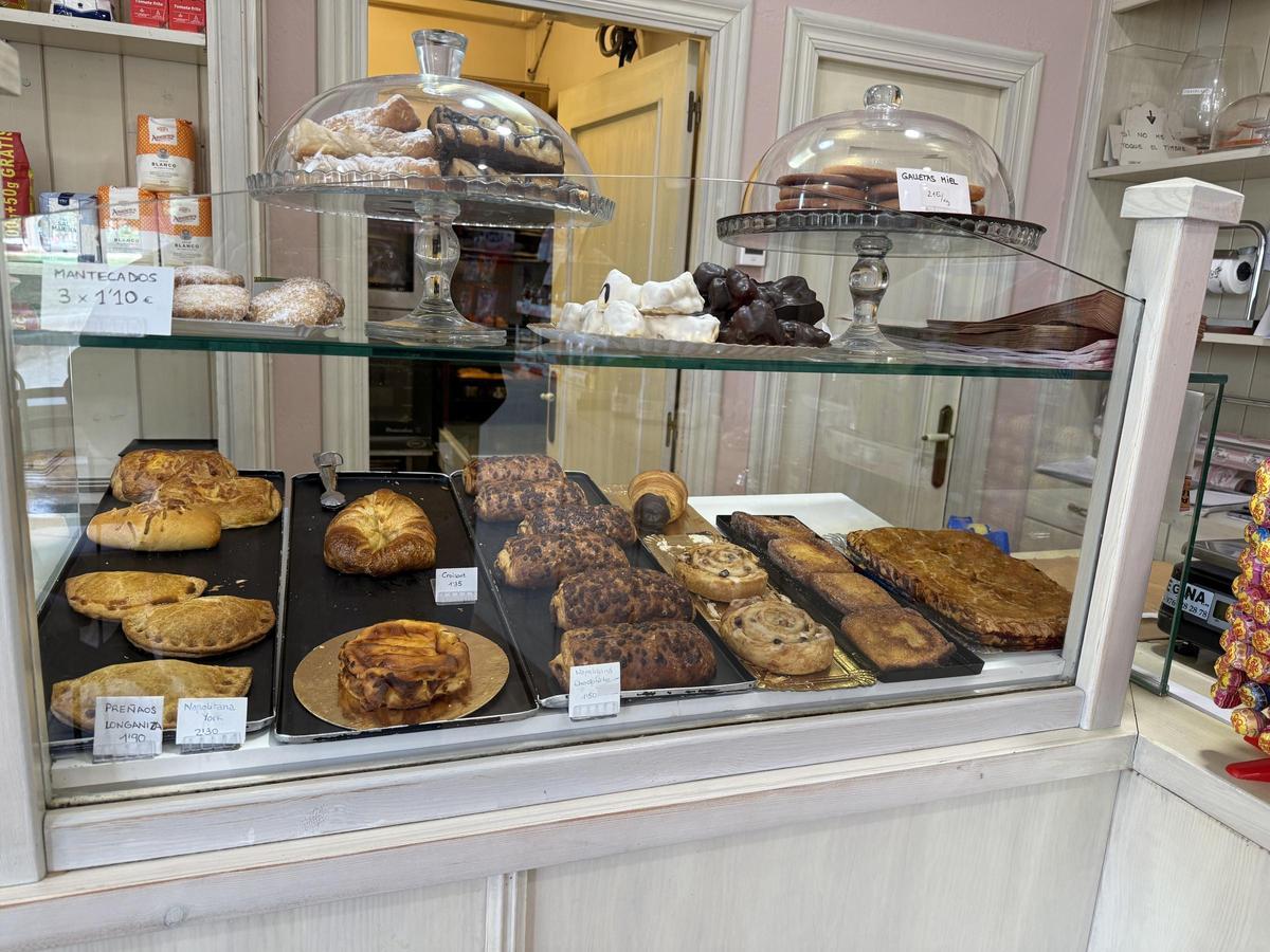 Distintos tipos de repostería dulce y salada de la pastelería