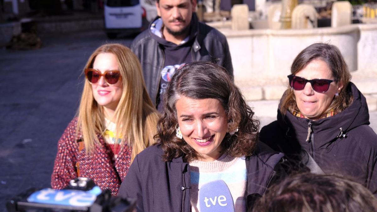 Irene de Miguel atendiendo a la prensa en Valverde de la Vera.