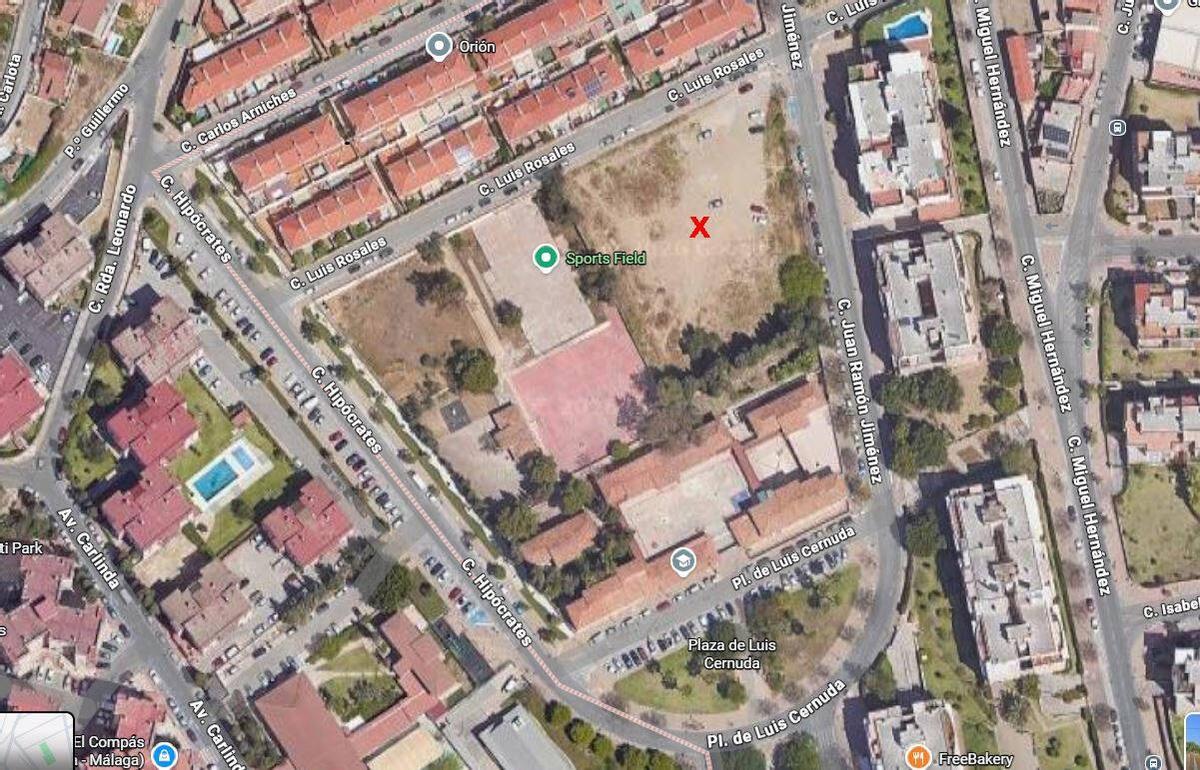 Parte de la parcela, señalada con una equis, fue en su día el antiguo campo de fútbol de Carlinda.
