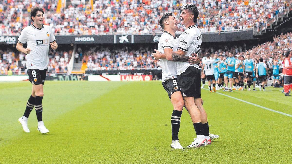 Canós celebra uno de los goles con Hugo Duro