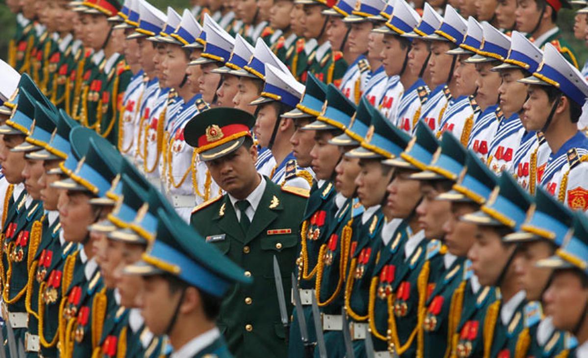 Un cap de l’Exèrcit passa revista a la guàrdia d’honor del Vietnam davant la visita del president d’Uruguai, Fernando Lugo. Un cap de l’Exèrcit passa revista a la guàrdia d’honor del Vietnam davant la visita del president d’Uruguai, Fernando Lugo.