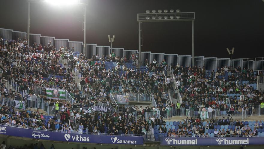 Málaga CF - Córdoba CF | Las imágenes de la afición cordobesista en el derbi en La Rosaleda