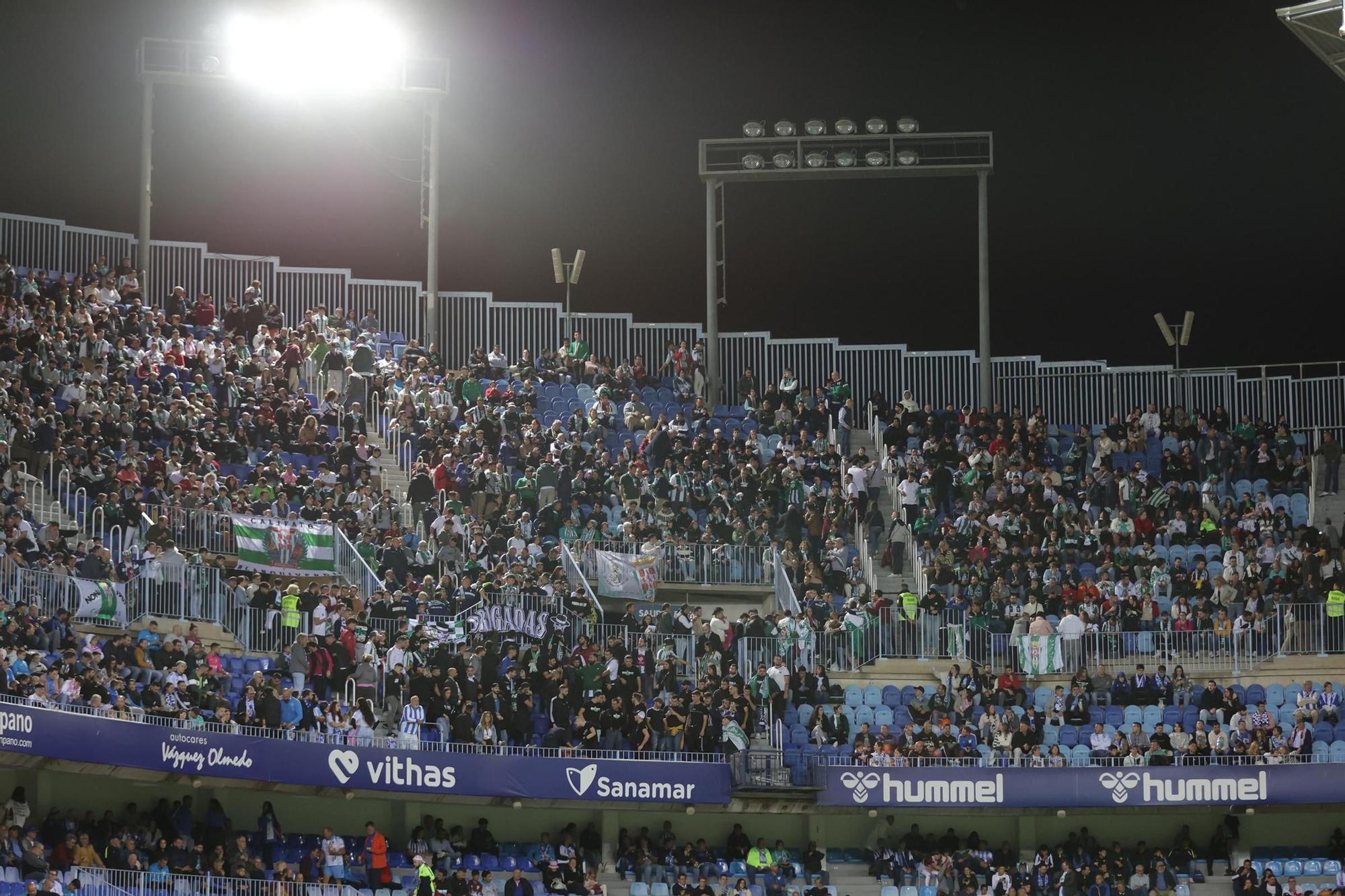 Málaga CF - Córdoba CF | Las imágenes de la afición cordobesista en el derbi en La Rosaleda