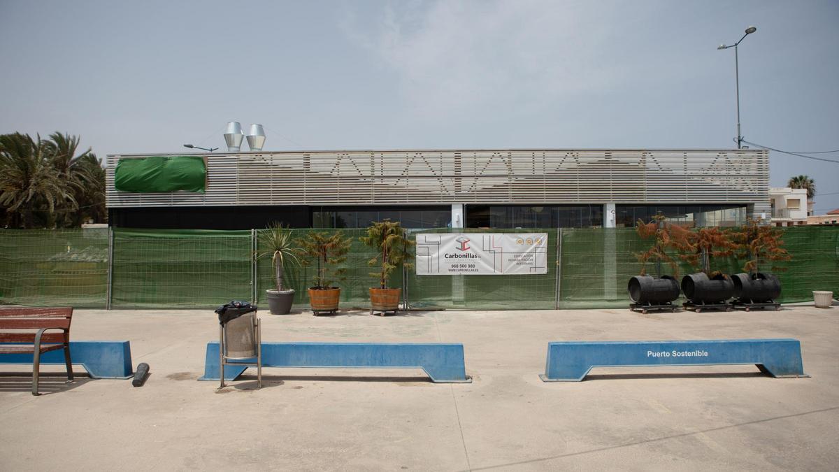 Obras en la freiduría de Cabo de Palos, en el puerto