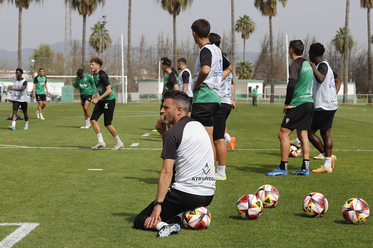 El Córdoba CF y su gran ambiente en el entrenamiento, en imágenes