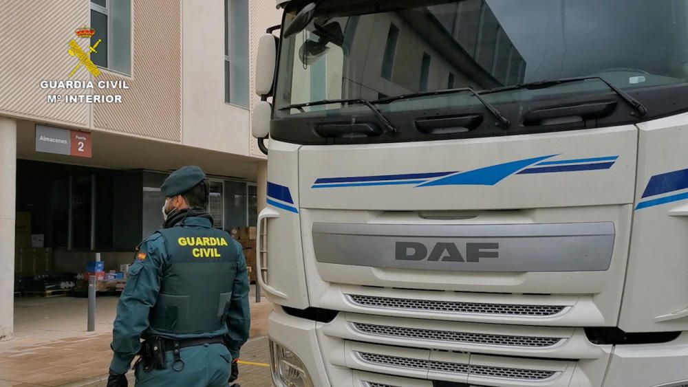 La Guardia Civil escoltó el camión sanitario desde la frontera con Portugal hasta Elche.