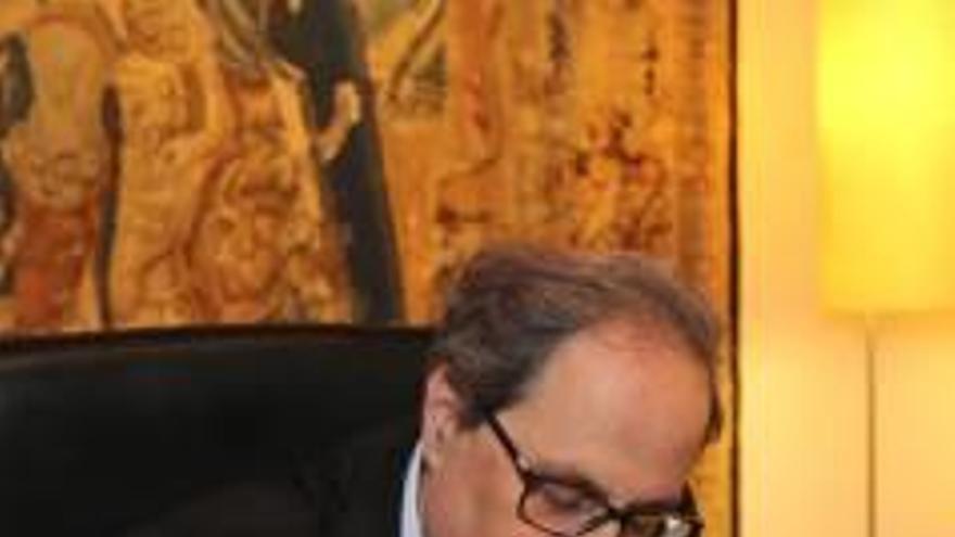 Quim Torra signant ahir el decret