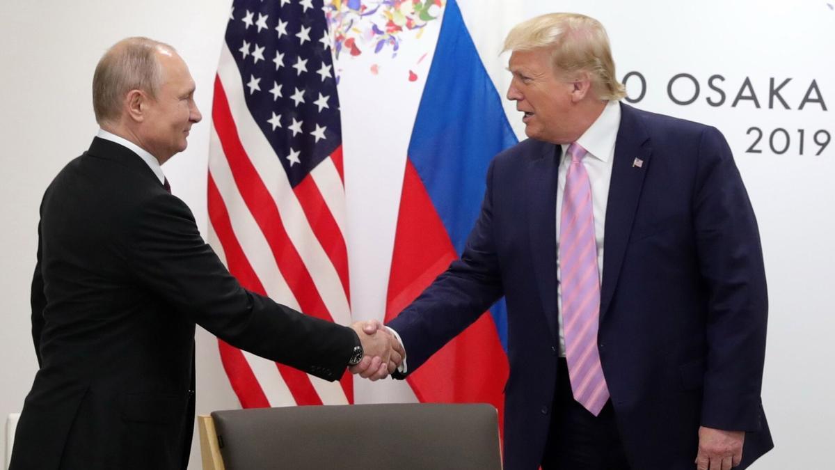 Foto de archivo del presidente ruso, Vladimir Putin (i), y el presidente de Estados Unidos, Donald Trump (d).