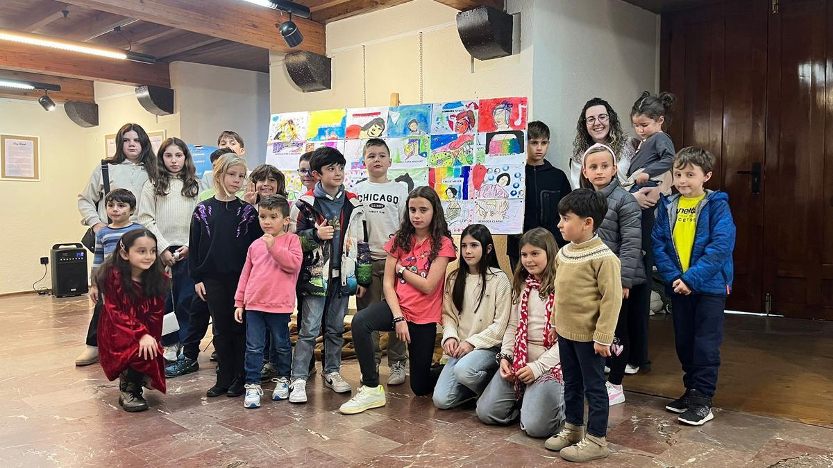 El alumnado de la escuela municipal de música junto a la profesora Lara Fernández en la inauguración de la muestra