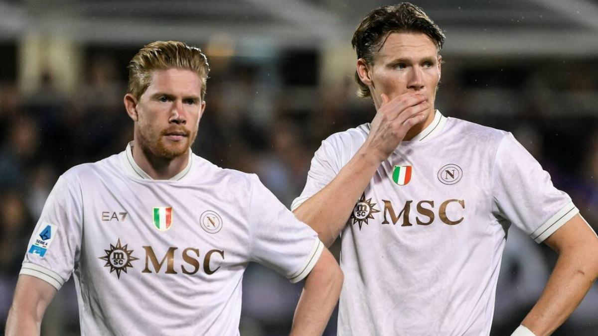 Kevin De Bruyne junto a Scott McTominay