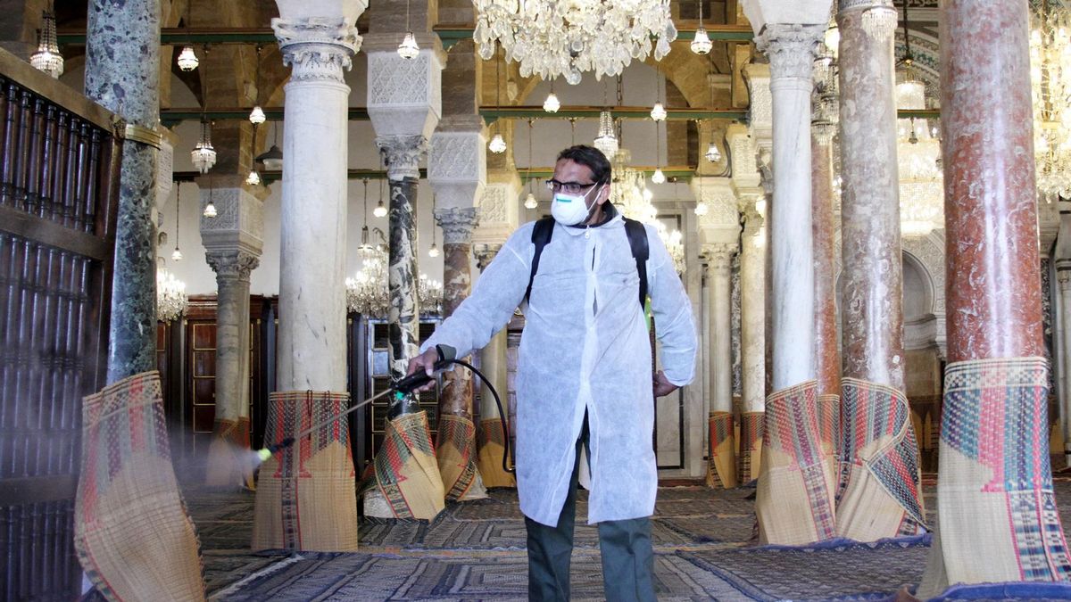 Un hombre desinfecta una mezquita en Túnez.