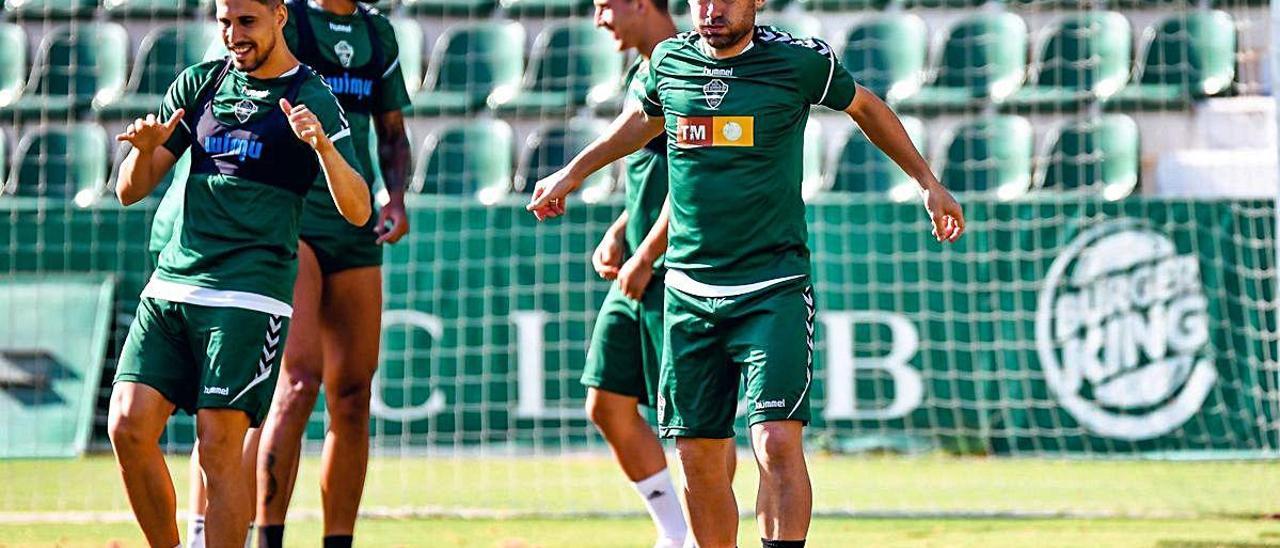 El Elche, ayer durante su primer entrenamiento con todos los futbolistas después de 80 días.