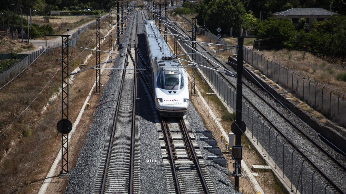 Un tren prueba la línea del AVE en las proximidades de Zamora
