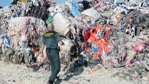 Un agente de la Guardia Civil, en el solar del municipio molinense donde se hallaron 800 toneladas de residuos textiles.