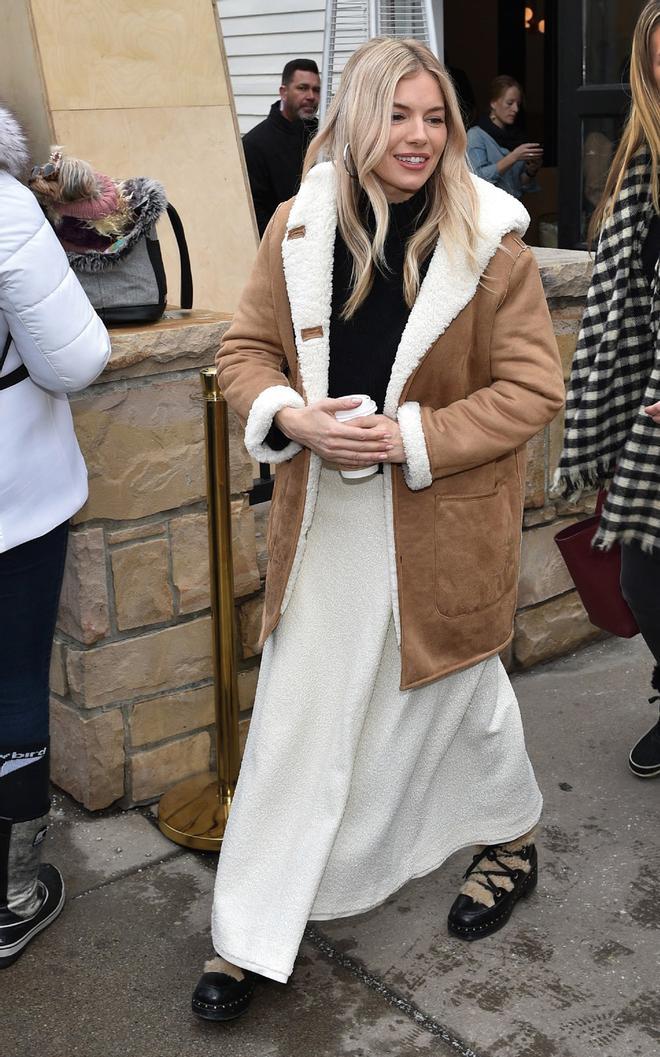 Sienna Miller con abrigo de borreguito, de Mango.