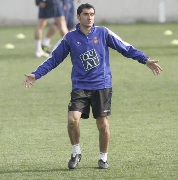 En 2005 fue nombrado entrenador del Espanyol, cargo que ocupó dos temporadas. Alcanzó la final de la Copa de la UEFA en 2007.