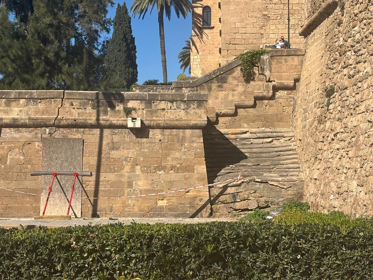 Große Risse und abgerutschte Seitenteile: So kaputt ist die Treppe vor Palmas Kathedrale