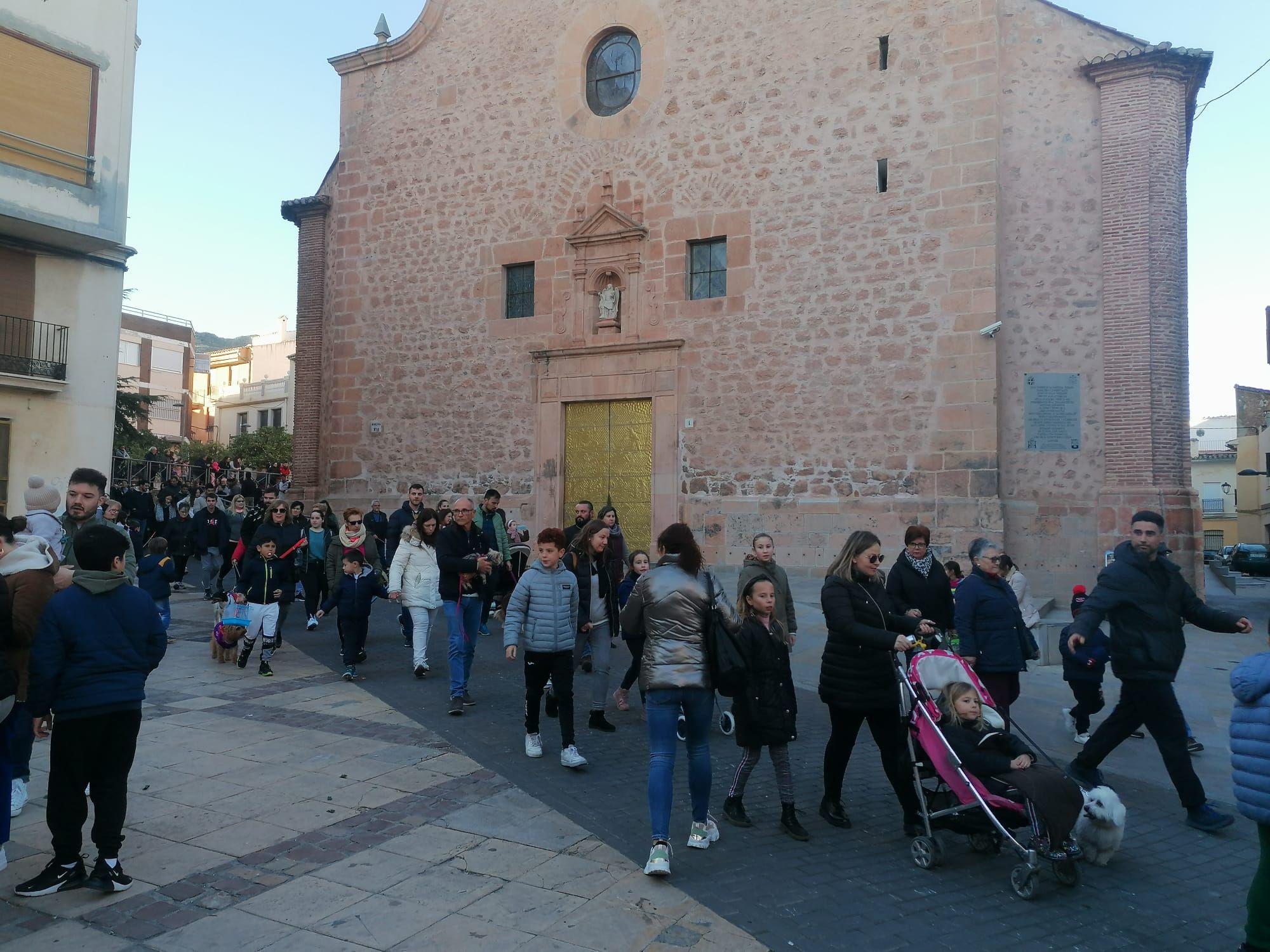 La Vall recupera su multitudinario pasacalle de Sant Antoni