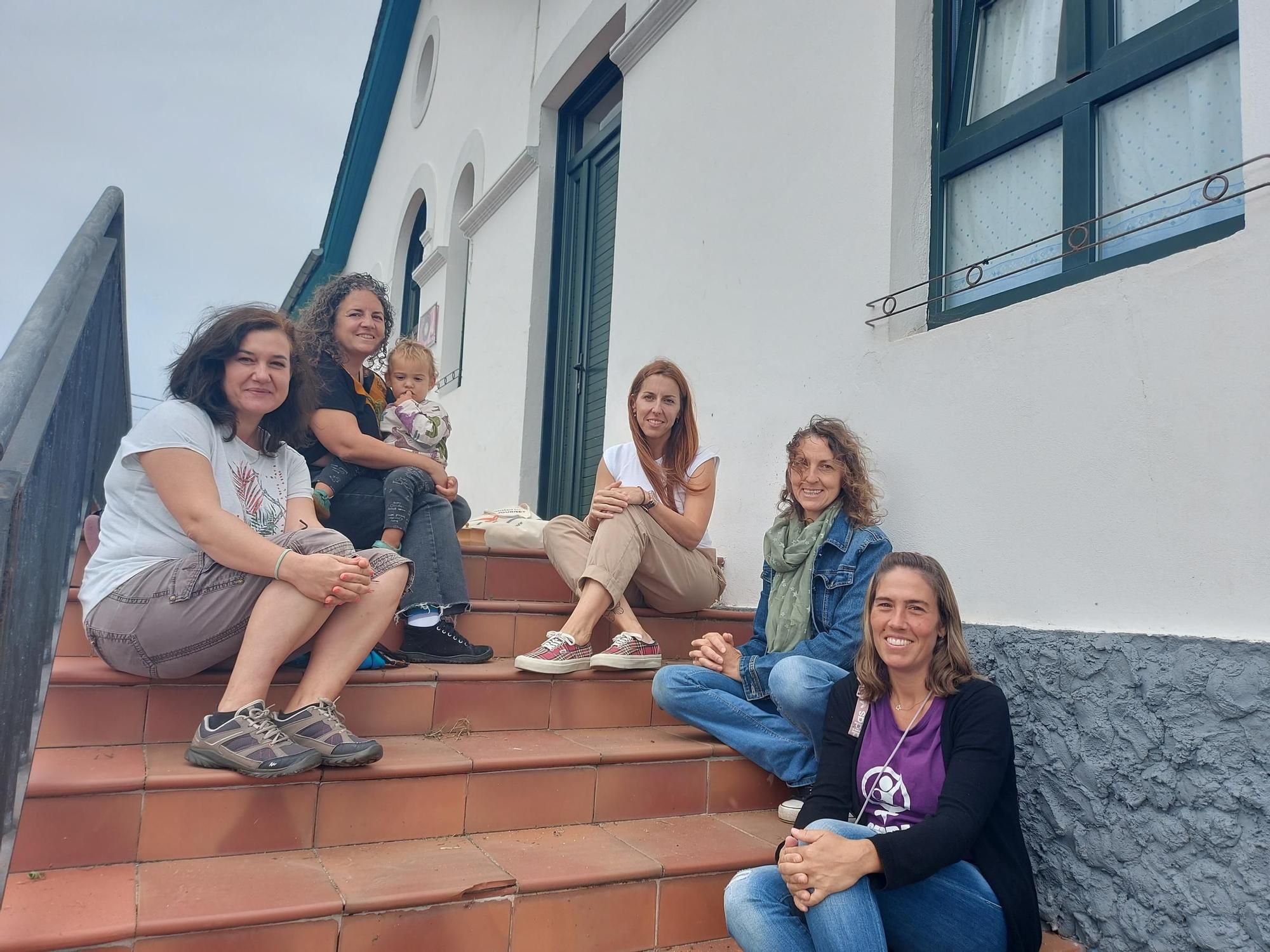 Por la izquierda, Ana Rodríguez, Azucena Díaz con su hijo pequeño, Noemí Berdasco, Marián Sánchez y Ana Suárez, a la entrada del colegio.