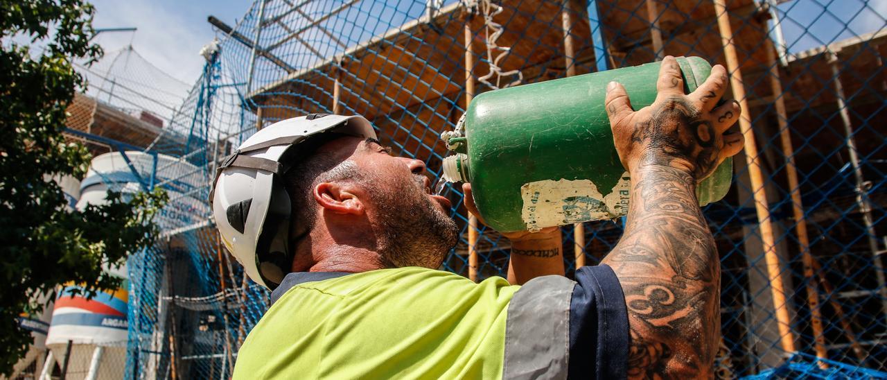 Un albañil no puede trabajar en un tejado habiendo 47° en la calle» - El  Periódico Extremadura