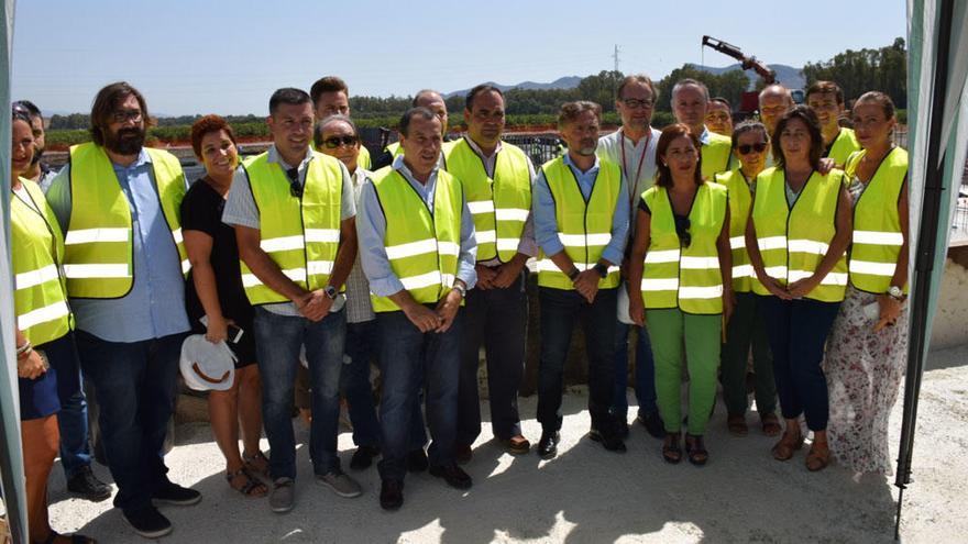 José Fiscal, en el centro de la imagen, ha visitado las obras.